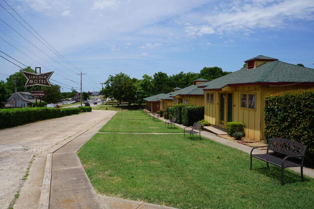 Lincoln Motel exterior